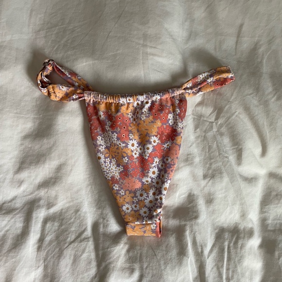 Skatie X Amber Fillerup Clark Bobbi Bottom Holland - Picture 2 of 4